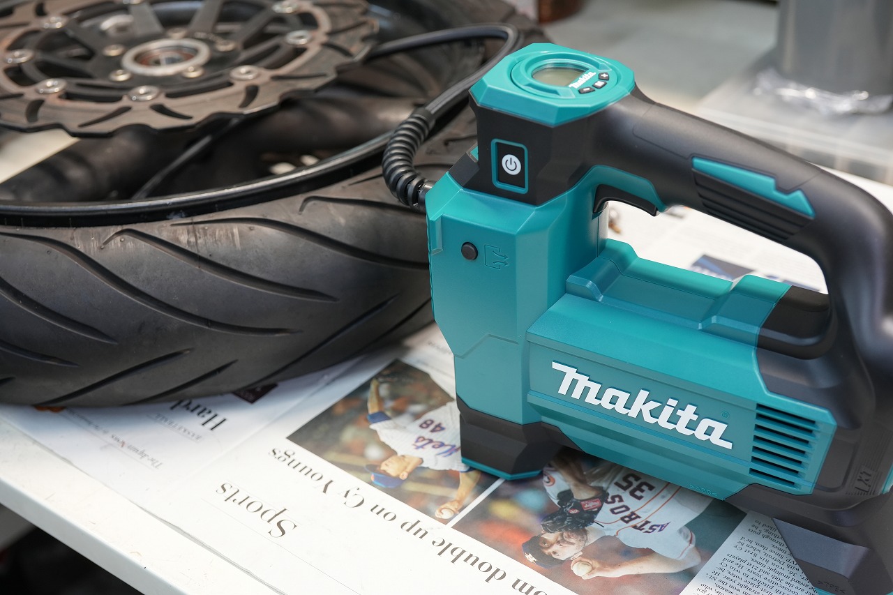 チューブレスタイヤのビード上がる？マキタ MAKITA 充電式空気入れMP181D 【Thoughts】バイク。 | decoboco