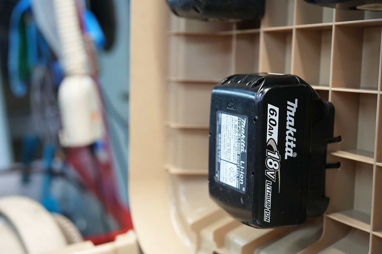 Amazon マキタ18V 14.4V バッテリーホルダーで箱の天井に貼る 【Thoughts】バイク。 | decoboco