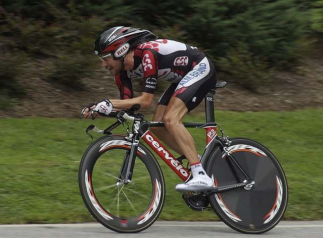 エイリアンみたいな 自転車ヘルメット